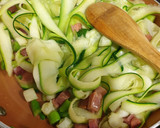 Foto del paso 4 de la receta: Calabacín con jamón, ajos tiernos y salsa de aguacate y provolone