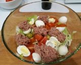 A picture of step 5 of Green Salad "Venice" with tuna.