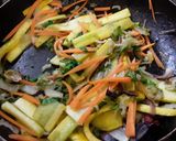 Foto del paso 2 de la receta: Espaguetis🍝 con vegetales🥦🥒🌰🥕🍯