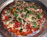 Foto del paso 3 de la receta: Pizza de pepperoni con setas y cebollines en masa de harina de almendras