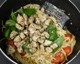 Foto langkah ke 6 dari resep Oseng Spaghetti Ayam dan tomat Cherry.