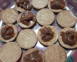 Foto del paso 1 de la receta: Alfajorcitos rápidos de galletitas para mis nietas