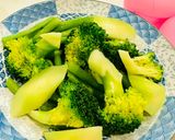Hình bước làm 2 của món Vetula: Nui lứt xào trứng ăn với chả mực và rau củ luộc