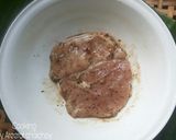 รูปขั้นตอนการทำที่ 1 ของ หมูหมักซอสพริกไทยดำทอดกรอบ