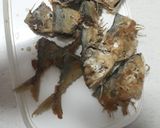 Foto langkah ke 3 dari resep Tumis ikan asin & daun prei pedas manis.