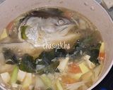 Foto langkah ke 7 dari resep 118. Sup Kepala Salmon ala S**hi Tei versi Gak Pedes.