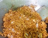 Foto langkah ke 5 dari resep Mie goreng sederhana.