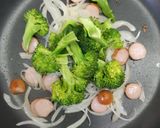 รูปขั้นตอนการทำที่ 2 ของ Broccoli Sausage Omelette&Toast