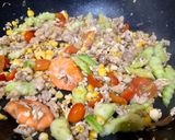 รูปขั้นตอนการทำที่ 2 ของ แตงกวาผัดไข่รวมมิตร-พริกไทยดำ