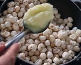 A picture of step 2 of Masala makhana.