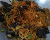 Foto langkah ke 4 dari resep Bihun Goreng Jamur Kuping.