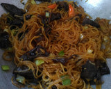 Foto langkah ke 4 dari resep Bihun Goreng Jamur Kuping.