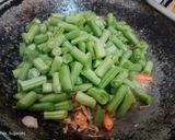 Foto langkah ke 4 dari resep Tumis Pedas Teri Buncis.