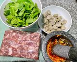 รูปขั้นตอนการทำที่ 1 ของ กะเพราหมูสับหมูยอ