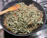 Une image de l'étape 12 de Tagliatelles vertes aux anchois, ail, tomates et persil.