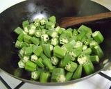 A picture of step 1 of Okra Stir Fry with Puffed Rice.