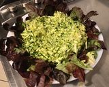 Une image de l'étape 4 de Salade de feuille de chêne aux tomates, courgettes et mortadelle de Bologne.