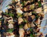 Foto del paso 5 de la receta: Brochetas de pollo con salsa de frutos rojos