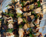 Foto del paso 5 de la receta: Brochetas de pollo con salsa de frutos rojos