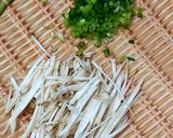 Hình bước làm 2 của món Trứng gà ác chiên nấm đùi gà