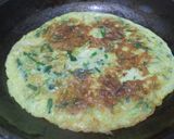 Foto langkah ke 6 dari resep Telur dadar bawang daun.