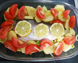 Foto del paso 2 de la receta: Lubina al horno con patatas, tomates y ajos laminados