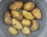 Foto del paso 1 de la receta: 🥔 Tortilla de papas española. Otra versión, cocción de las papas combinada 🥔 sin freír!!