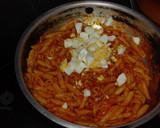 Foto del paso 5 de la receta: Macarrones con atún y huevo duro