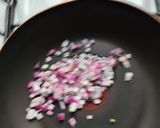 Foto del paso 1 de la receta: Chícharos salteados con alcaparras y cebolla morada