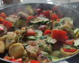 Foto del paso 4 de la receta: Muslo deshuesado de pollo con verduras y salsa de leche de coco