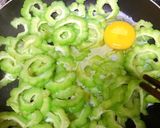 Hình bước làm 1 của món Khổ qua xào trứng