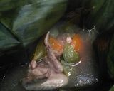Foto langkah ke 5 dari resep Asem-asem Ayam Bening Bungkus Daun.