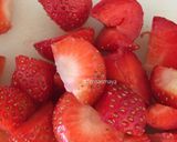 Foto langkah ke 1 dari resep Strawberry Popsicle.