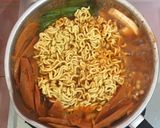 Foto langkah ke 2 dari resep Spicy Budae Jjigae.
