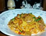 Foto langkah ke 6 dari resep Kwetiaw Goreng Pedas Manis.