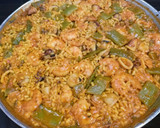 Foto del paso 2 de la receta: Arroz con almejas, chipirones, langostinos pelados y judías