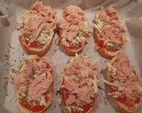 Foto del paso 1 de la receta: Mini tostas de atún