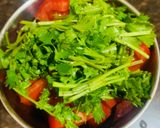 A picture of step 1 of Raw Tomato Coriander chutney.