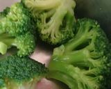 Foto del paso 3 de la receta: Setas ostra, brócoli, aguacate, tomate con  toque de Agua de Mar