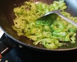 Foto langkah ke 3 dari resep Tumis pare dan telur.