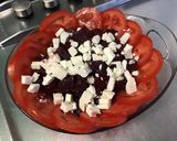 Une image de l'étape 6 de Salade de betteraves rouges marinées aux tomates et feta.