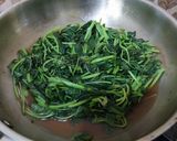 Foto langkah ke 3 dari resep Tumis Bayam Tabur Bawang.
