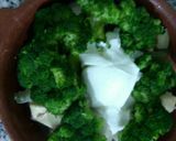 Foto del paso 5 de la receta: Brócoli en colchón de pollo, con papas en salsa de palta