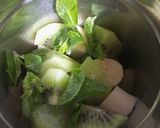 A picture of step 2 of Grapes kiwi smoothie.