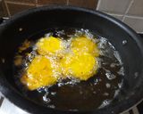 A picture of step 4 of Aloo sandwich pakoda.