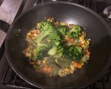 Foto del paso 4 de la receta: Huevos en colchón de vegetales al wok