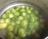 Foto del paso 1 de la receta: Coles de Bruselas con pasas y frutos secos/vegana