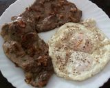 Foto del paso 4 de la receta Chuletas de aguja con huevos fritos al micro