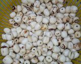 Hình bước làm 2 của món Chè Kê Hạt Sen