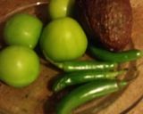 Foto del paso 1 de la receta: Salsa verde cruda con aguacate